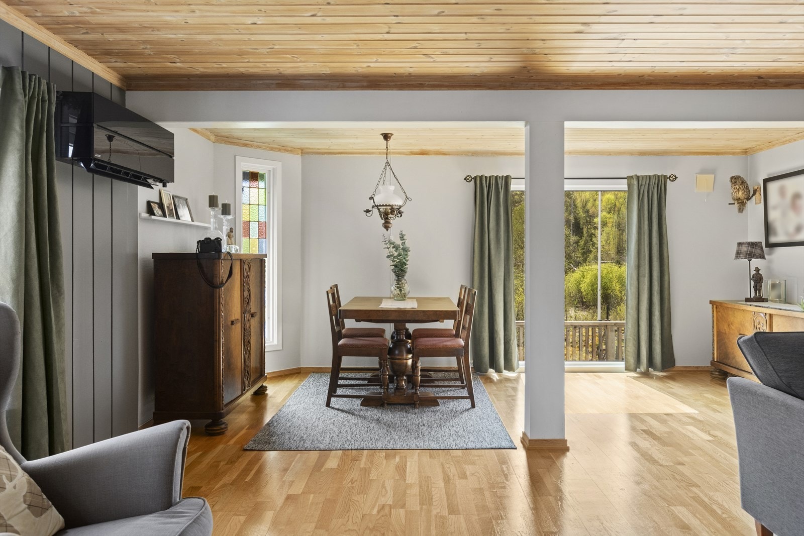 Spisestuen har god plass til langbord og er et naturlig samlingspunkt mellom stue og kjøkken. Galleribilde