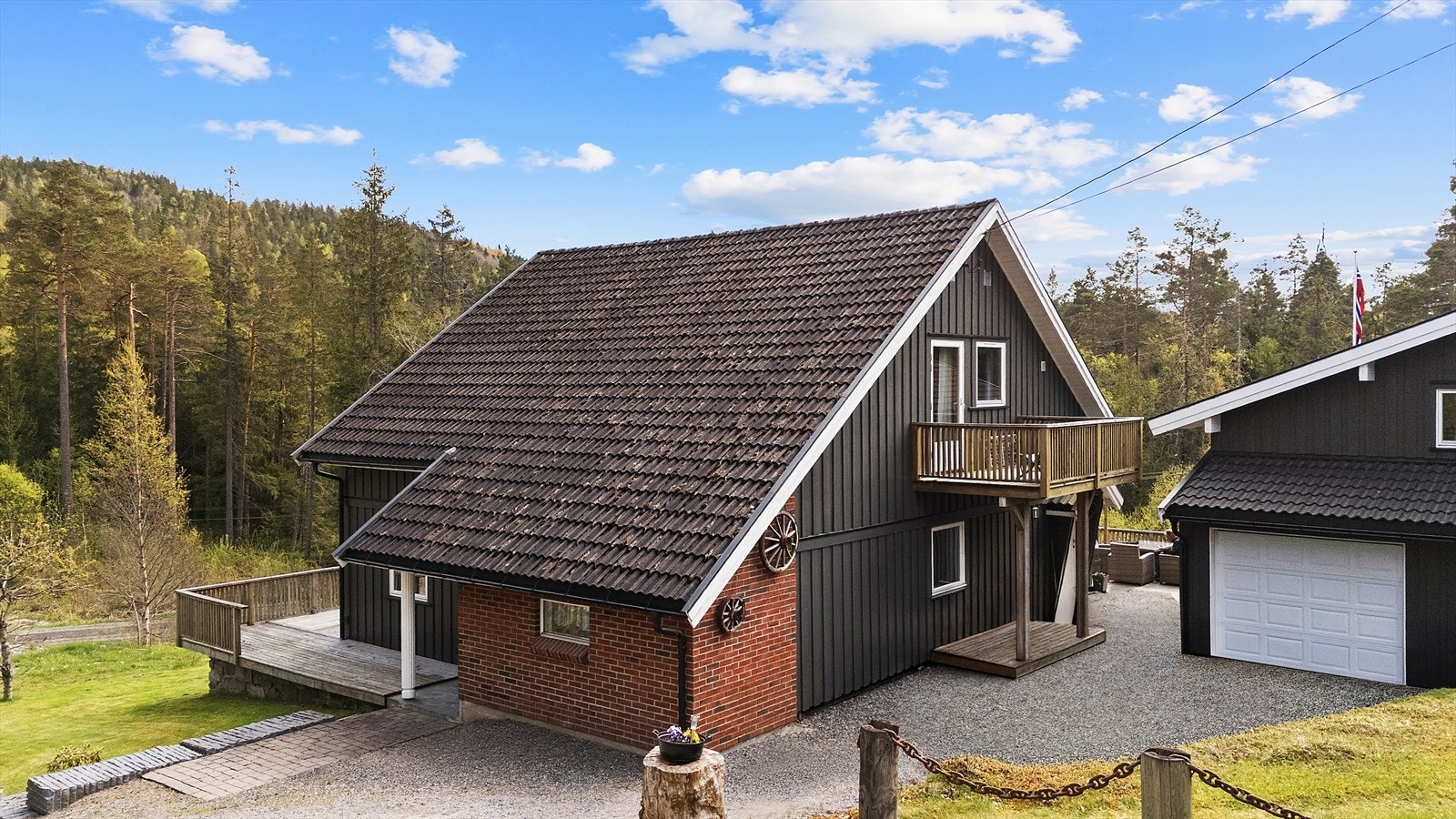 Frittstående garasje på 58 m² (BRA) inkl. bod og stort lagringsloft. Elektrisk kjøreport. Galleribilde