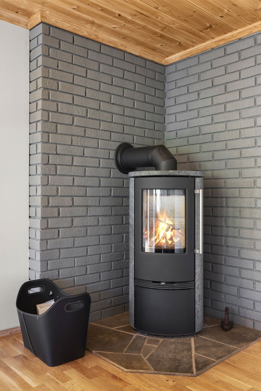 En lukket vedovn fra 2023 gir ekstra varme og hygge i stuen. Galleribilde