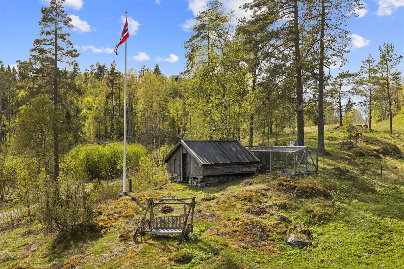 Eiendommen har privat vannforsyning fra egen brønn og avløp via septiktank. Galleribilde