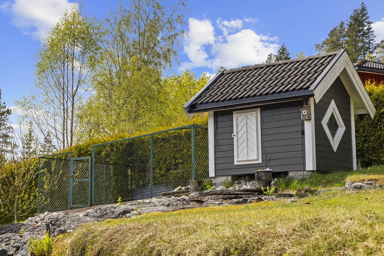 To mindre bygninger som er oppført på eiendommen, fremgår ikke av matrikkelrapporten for eiendommen (se pkt. ferdigattest i salgsoppg.) Galleribilde