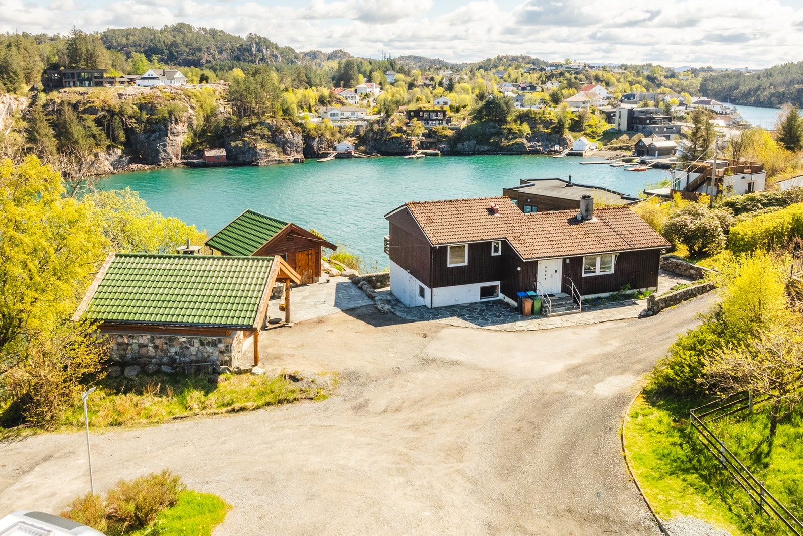 En enebolig i idylliske omgivelser. Galleribilde