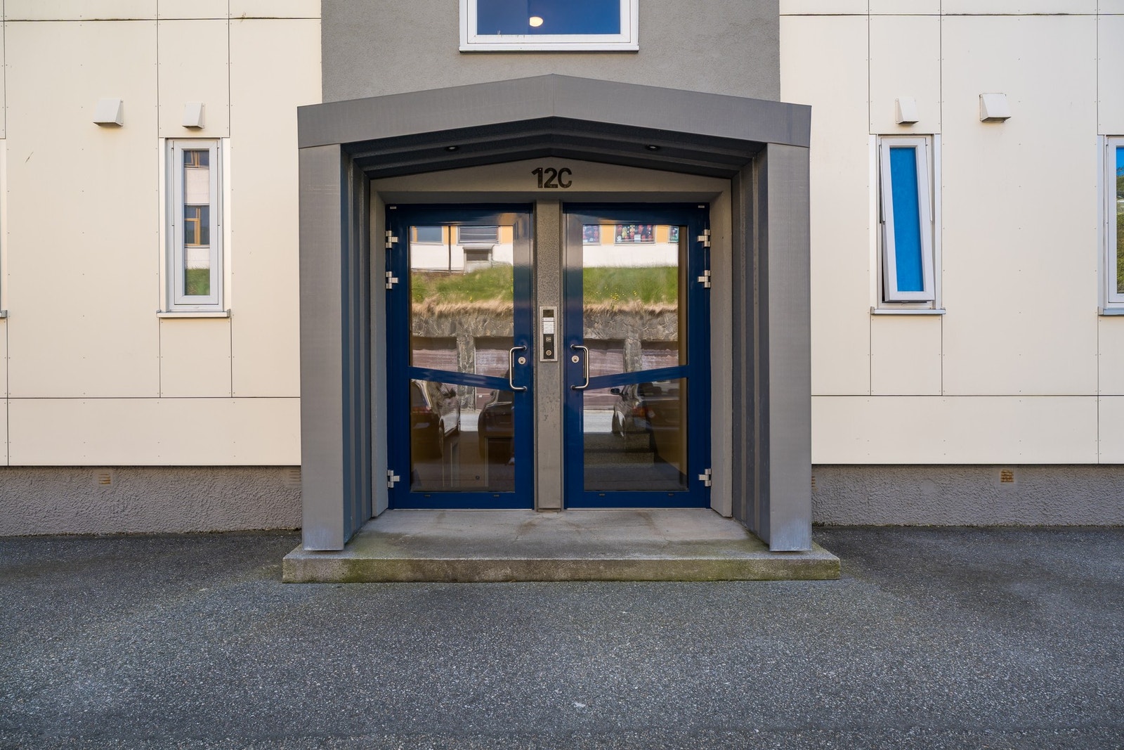 Leiligheten befinner seg i 1. etasje, rett ved inngangen til bygget. Galleribilde