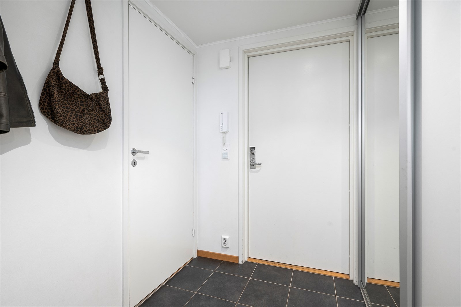 Gangen er flislagt med gulvvarme og skyvedørsgarderobe Galleribilde