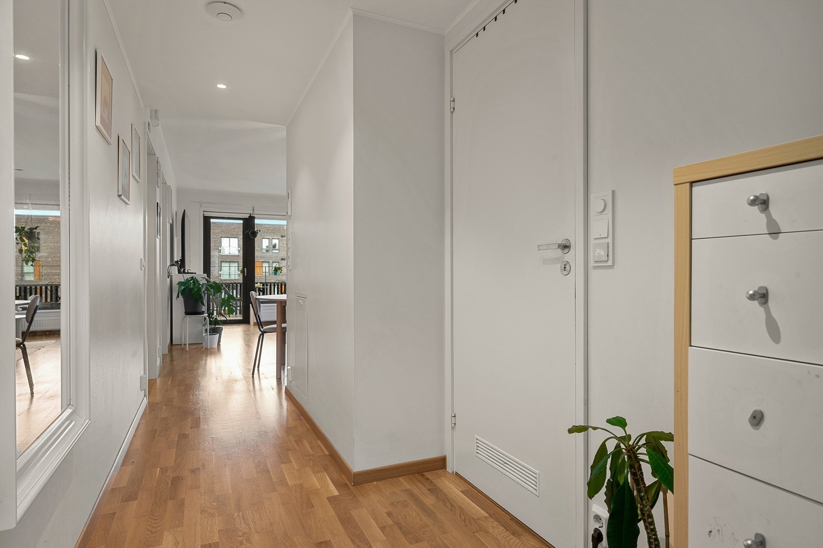Gang som leder til baderom og to av leilighetens soverom Galleribilde