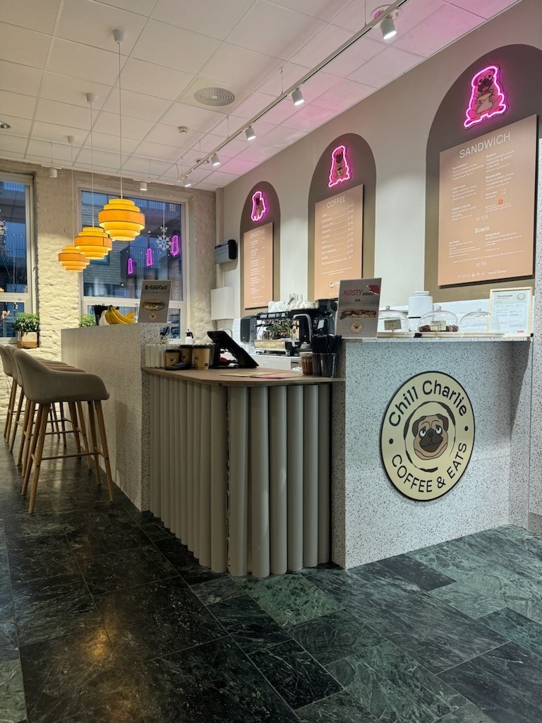 Chill Charlie finner du på Ladetorget sammen med blant annet Rema 1000 med post i butikk, restaurant, apotek, bakeri og blomsterhandel. Galleribilde