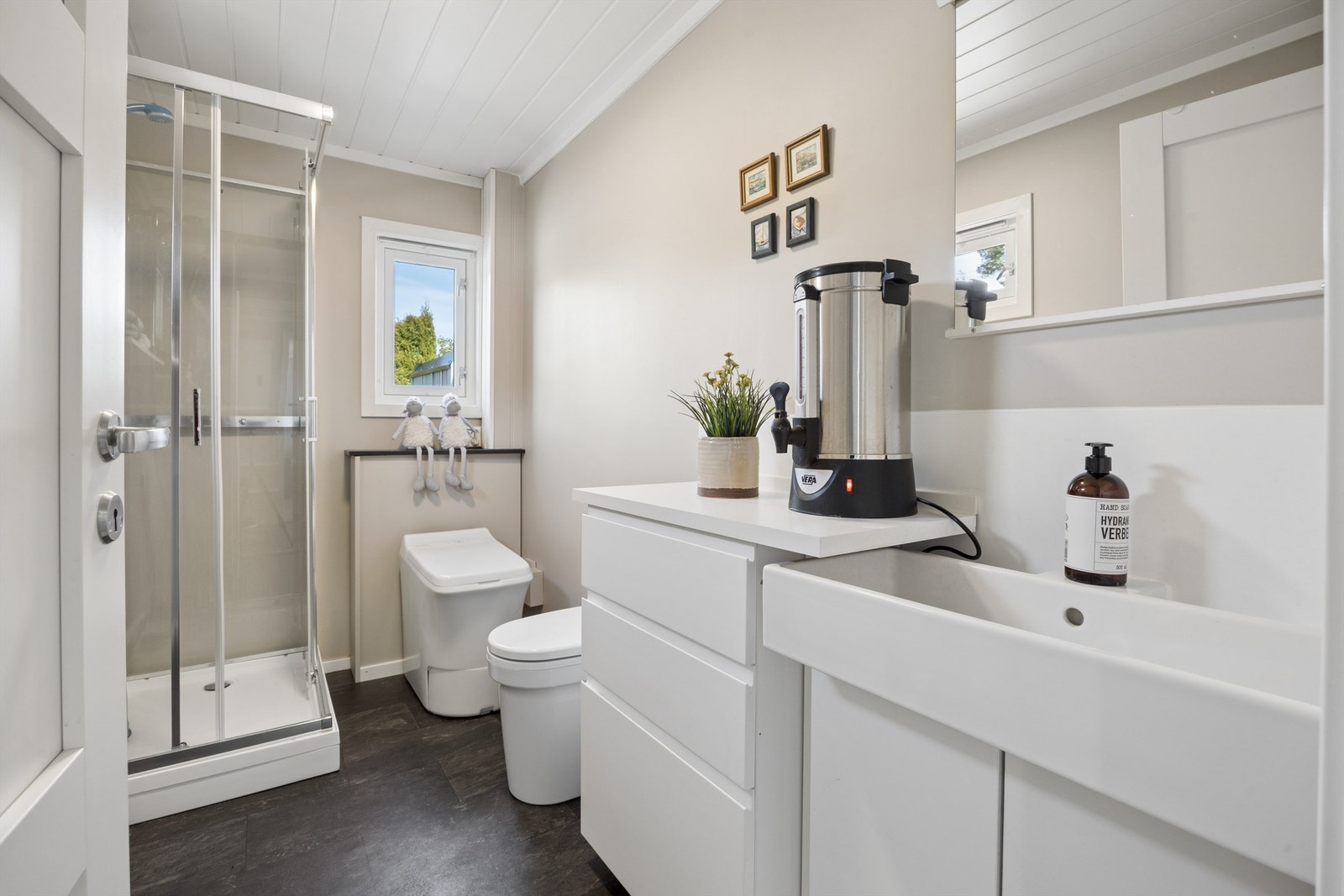 Hyttebad er ikke bygget som våtrom og har ikke innlagt vann. Rommet er innredet med vegghengt servant. Gulvstående urinal, Sinderella forbrennings toalett, og dusjkabinett. Galleribilde