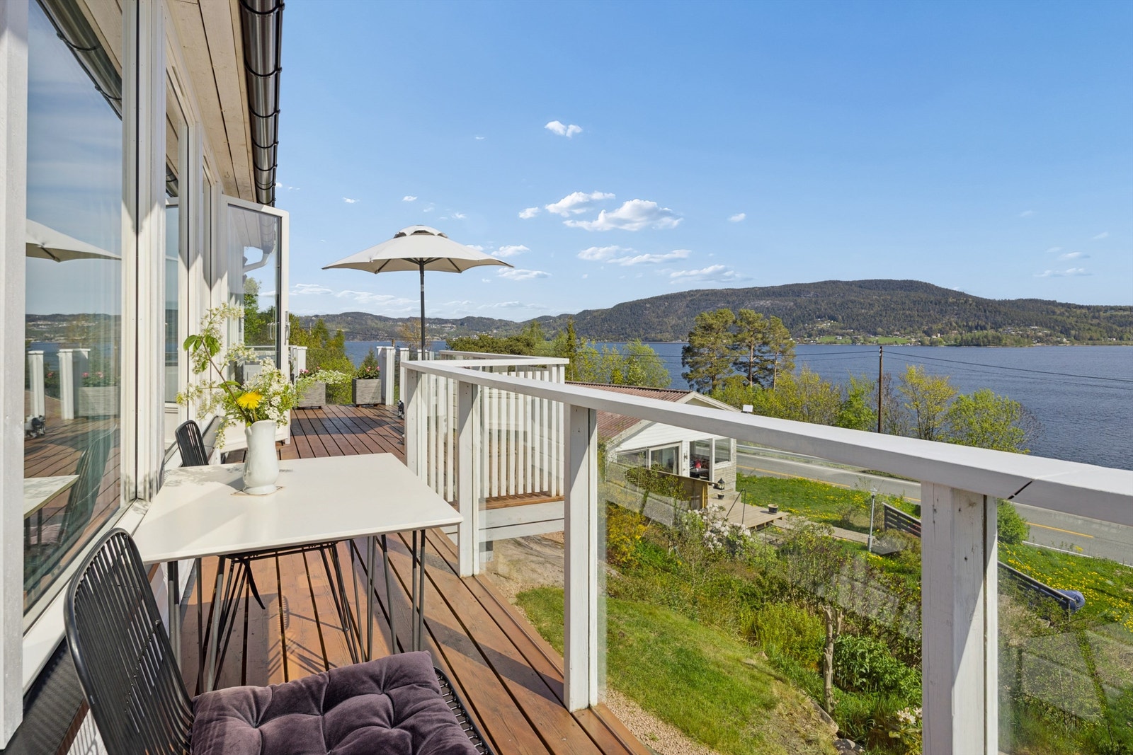 Nydelig uteplass på terrasse på 42 kvm med god plass til utemøbler Galleribilde