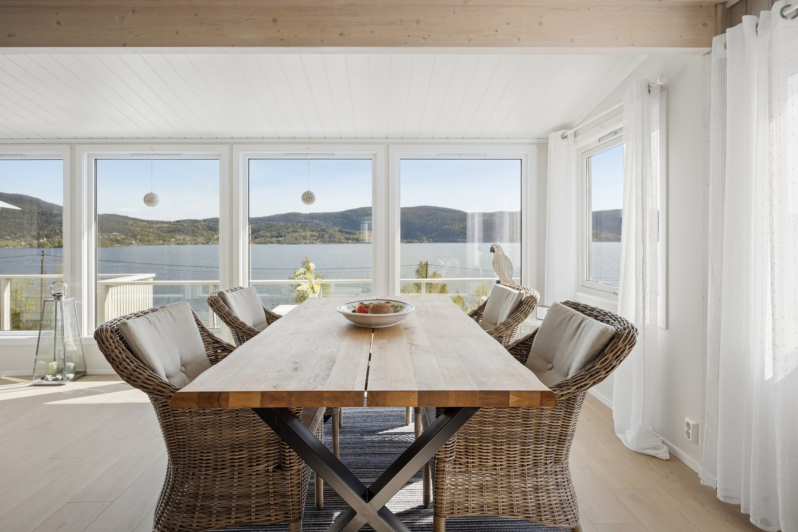 Plass til spisebord. Flott utsikt fra spisebord ut mot fjorden. Galleribilde