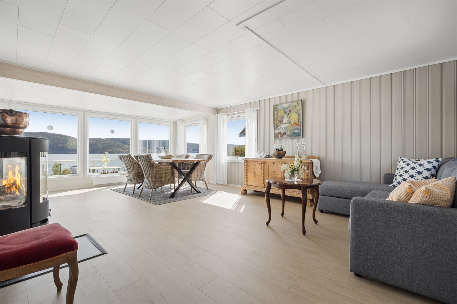 Plass til sofagruppe. Oppvarming av stua via vedovn. Galleribilde