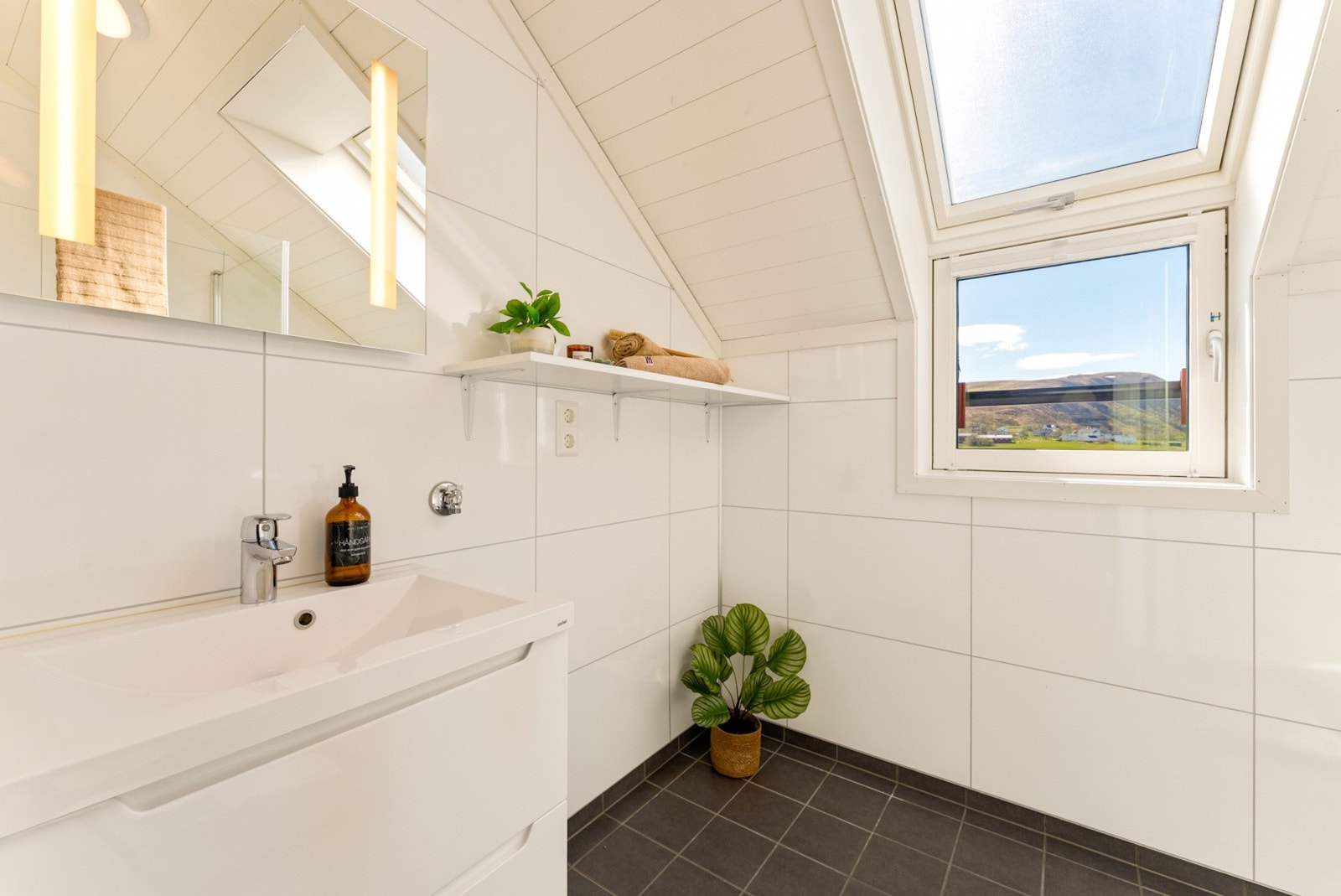 Badet har elektriske varmekabler i gulvet for god komfort. Galleribilde