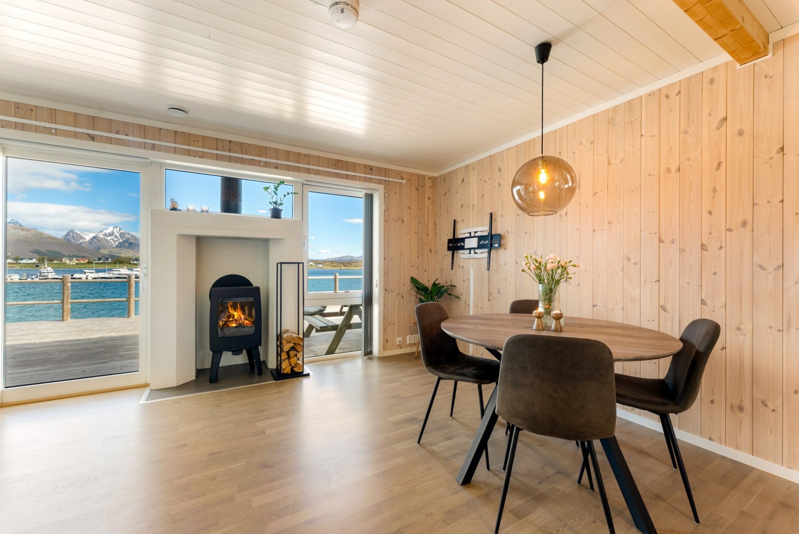 Spiseplass i åpen løsning mot stuen, med utsikt mot sjøen. Galleribilde