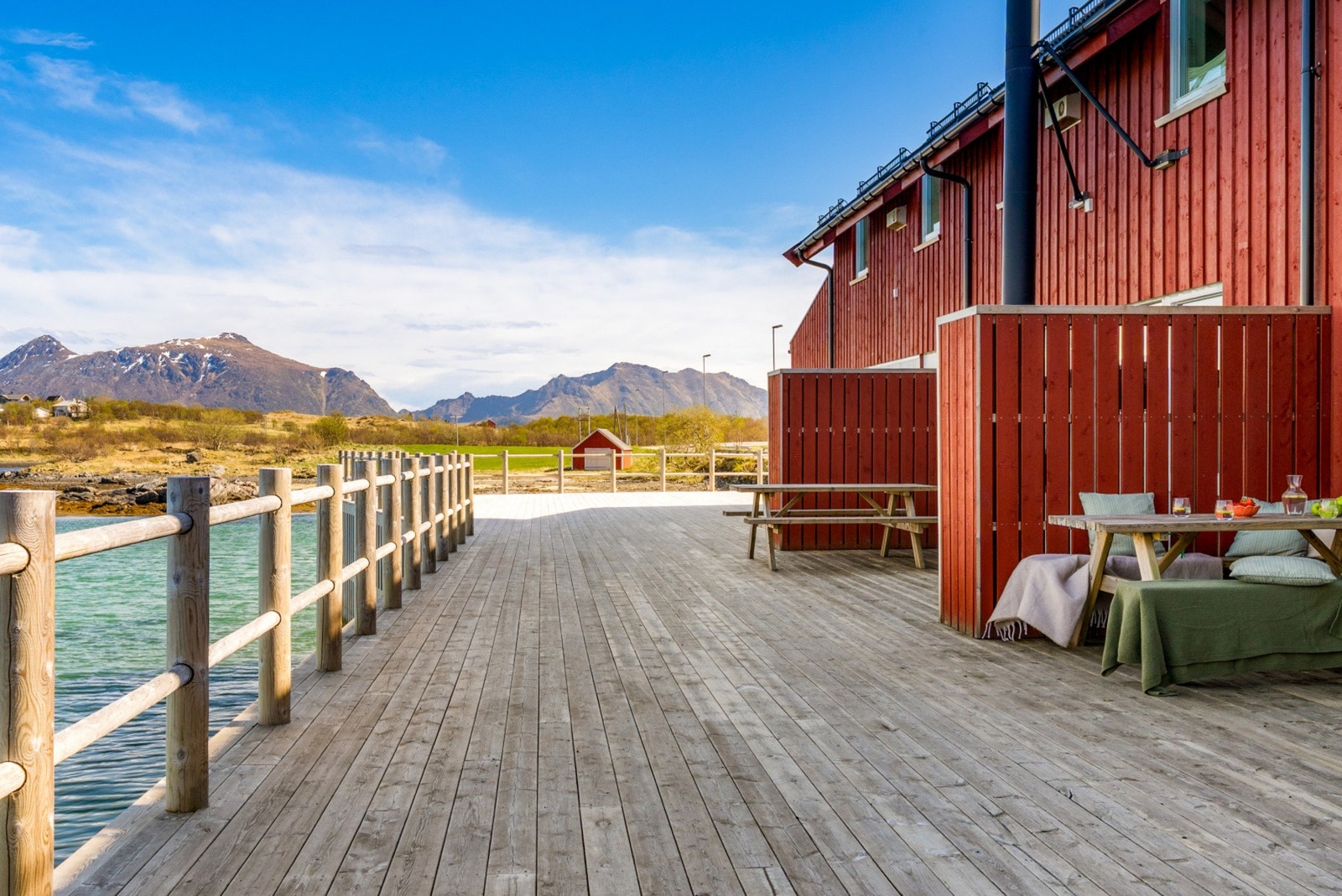 Uteplassen gir rikelig med rom for både spisebord og sittegrupper. Galleribilde