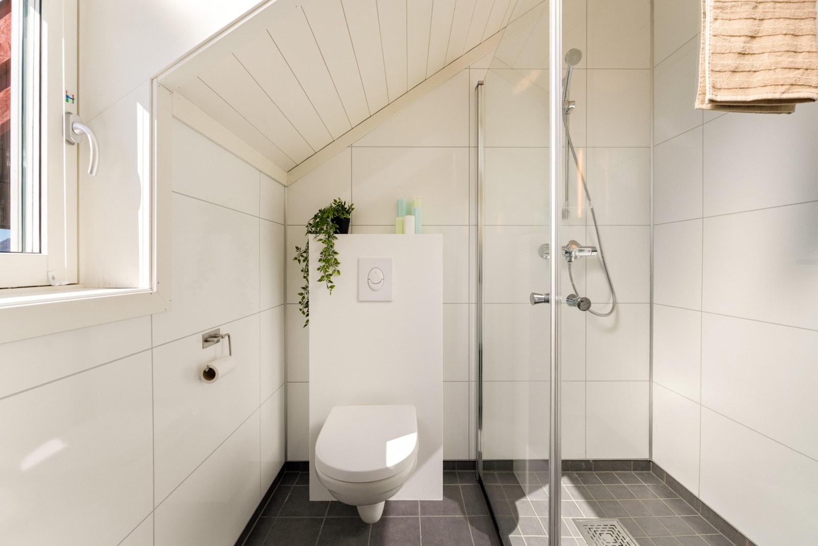 Lyse, tidløse fliser på veggene på badet. Galleribilde