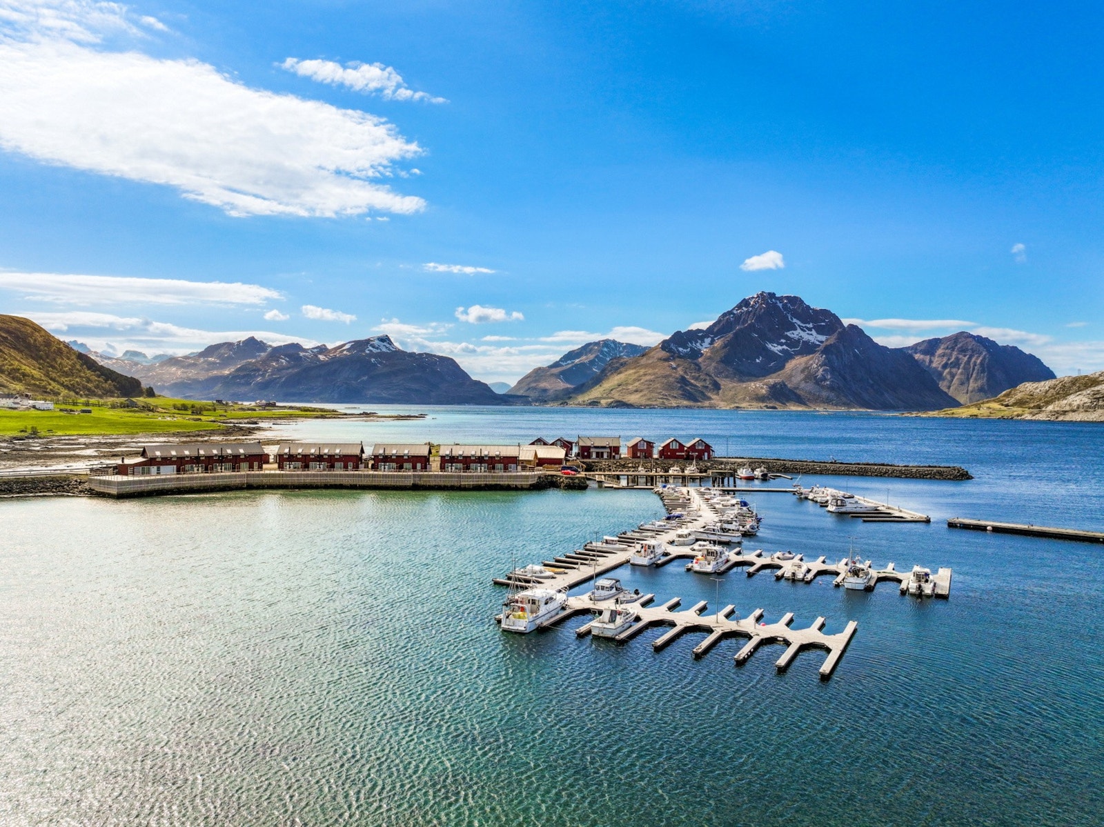Båthavnen ligger like ved rorbuene. Galleribilde