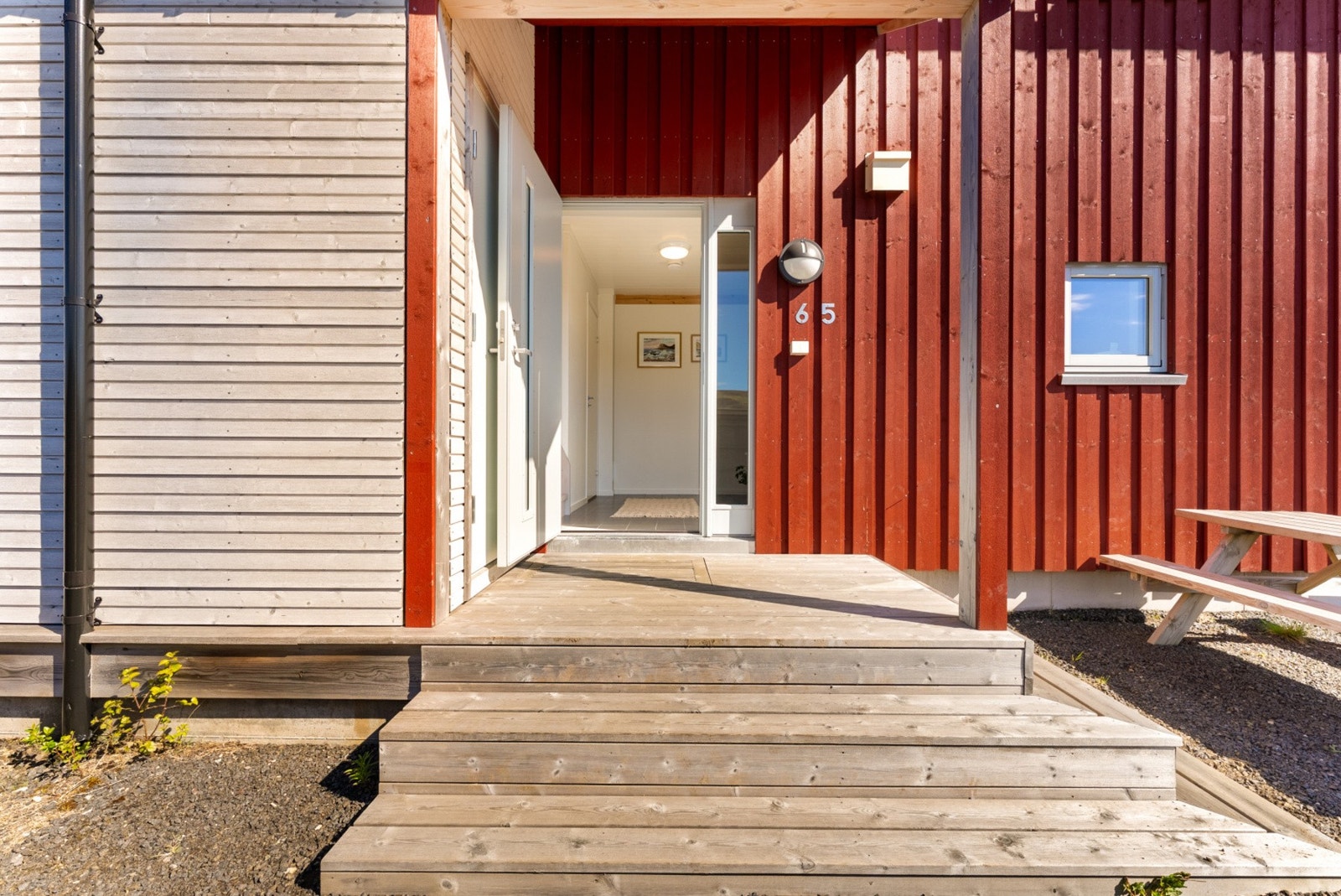 Inngangspartiet er delvis overbygget. Galleribilde