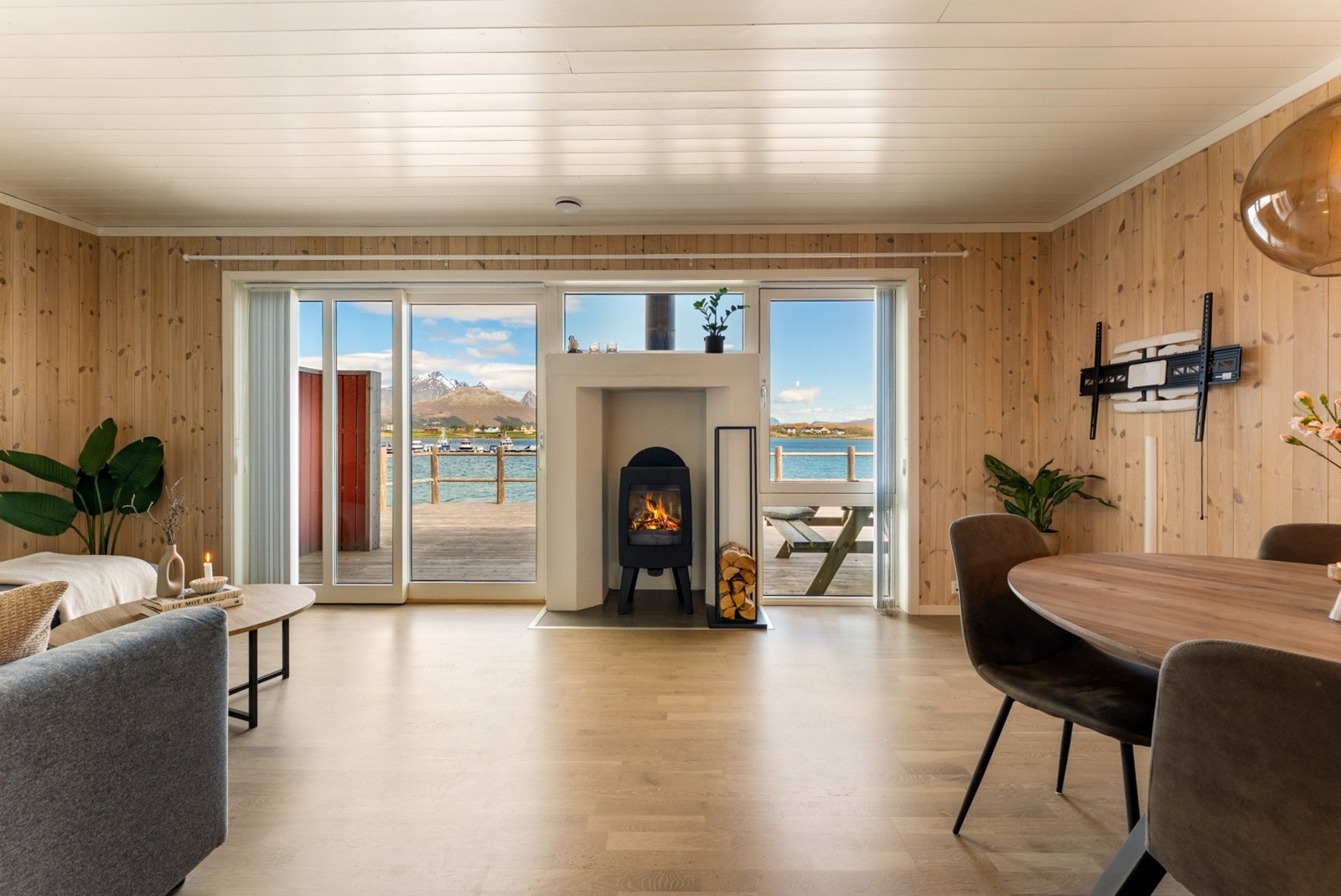 Vi starter i stuen som har store vindusflater og direkte utgang til et herlig kaiområde. Galleribilde