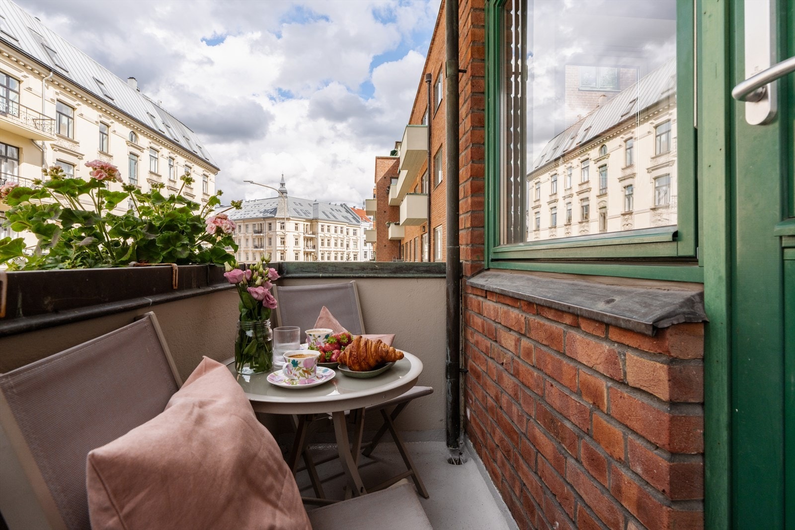 Balkongen har flott utsyn over nærområdet og plass til et hyggelig kafémøblement. Her kan ettermiddags- og kveldssolen nytes i rolige omgivelser. Galleribilde
