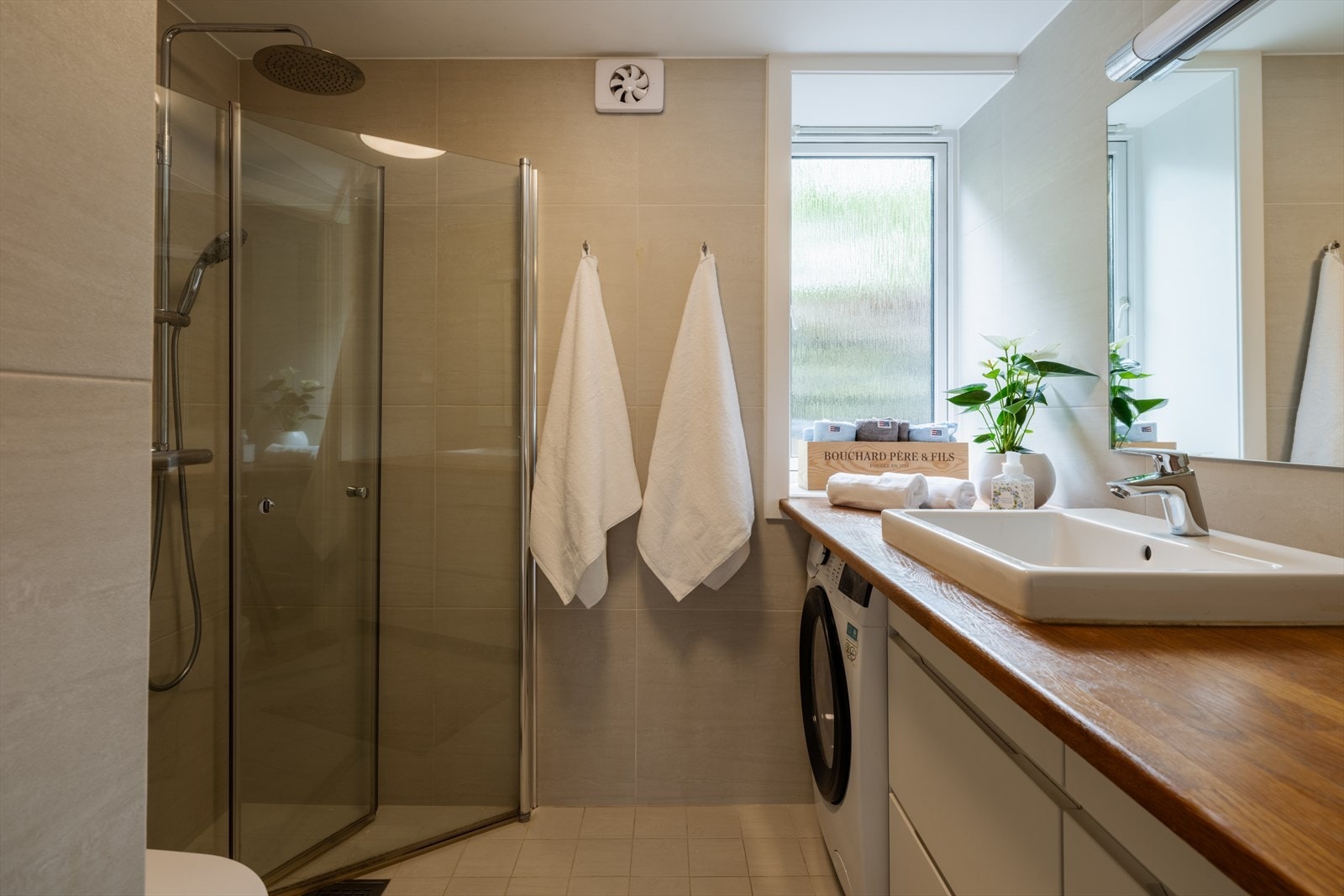 Badet ble pusset opp i 2017 og har flislagt gulv med elektrisk gulvvarme. Galleribilde