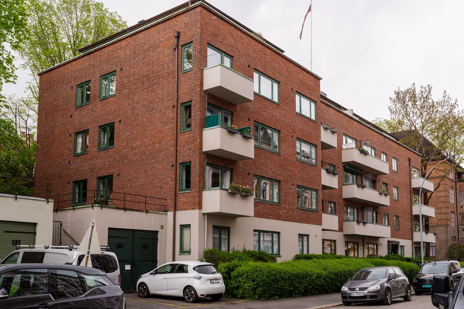 Klassisk bygård fra 1936 med karakteristisk fasade i teglstein. Galleribilde