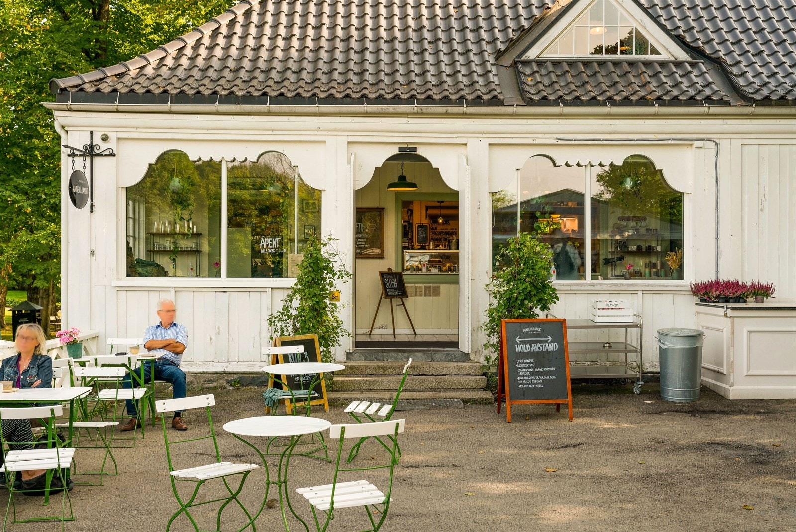 Her er det flere populære kafeer, som f.eks Anne på landet. Galleribilde