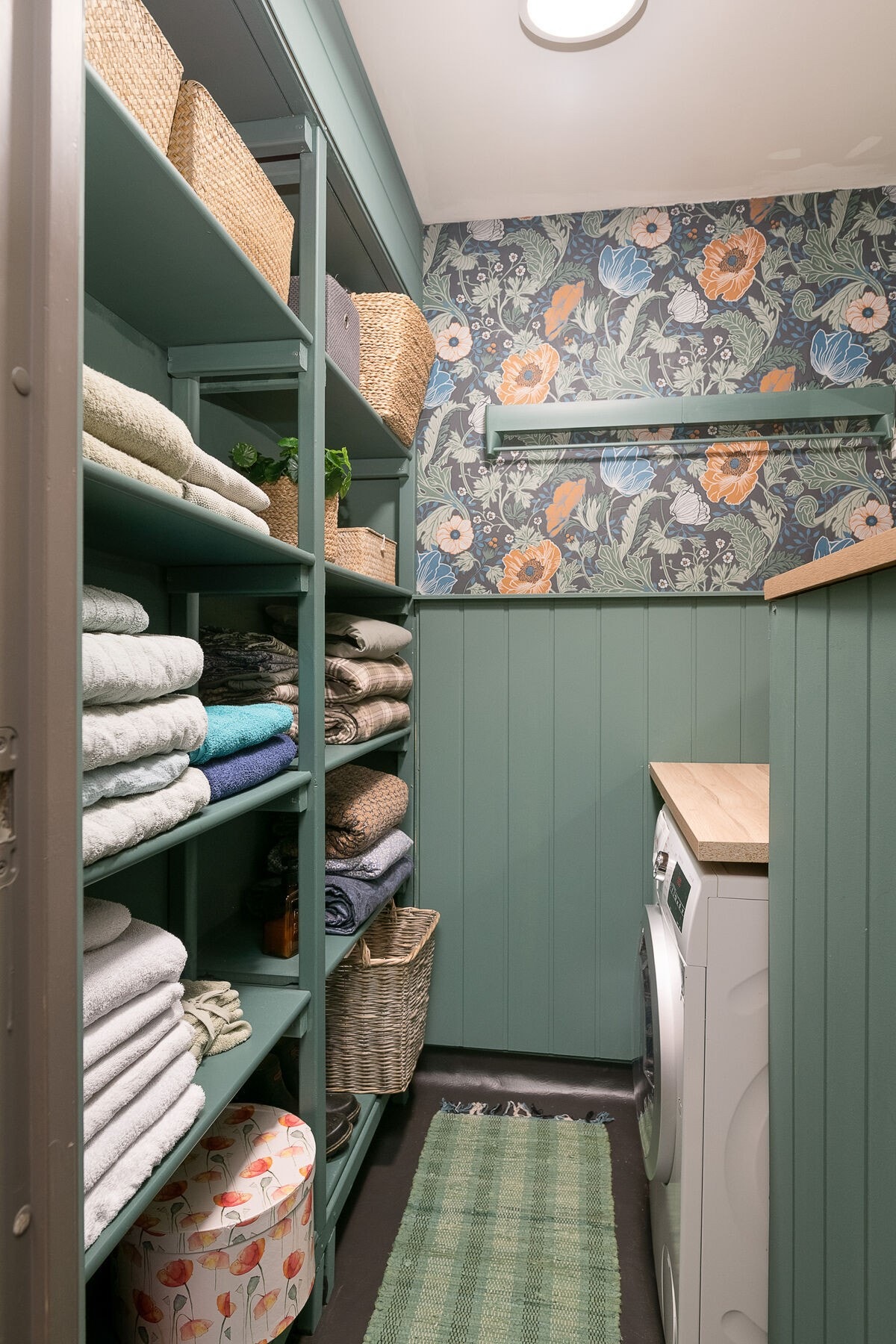 Praktisk, separat vaskerom med opplegg for vaskemaskin. Galleribilde