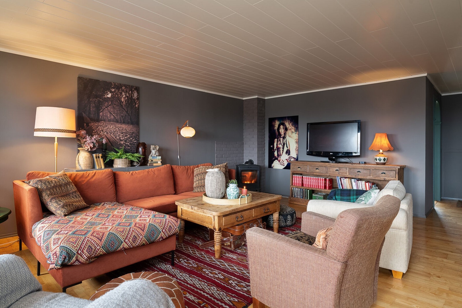 Stuen har god plass til en stor sofagruppe og flere møbleringssoner. Galleribilde