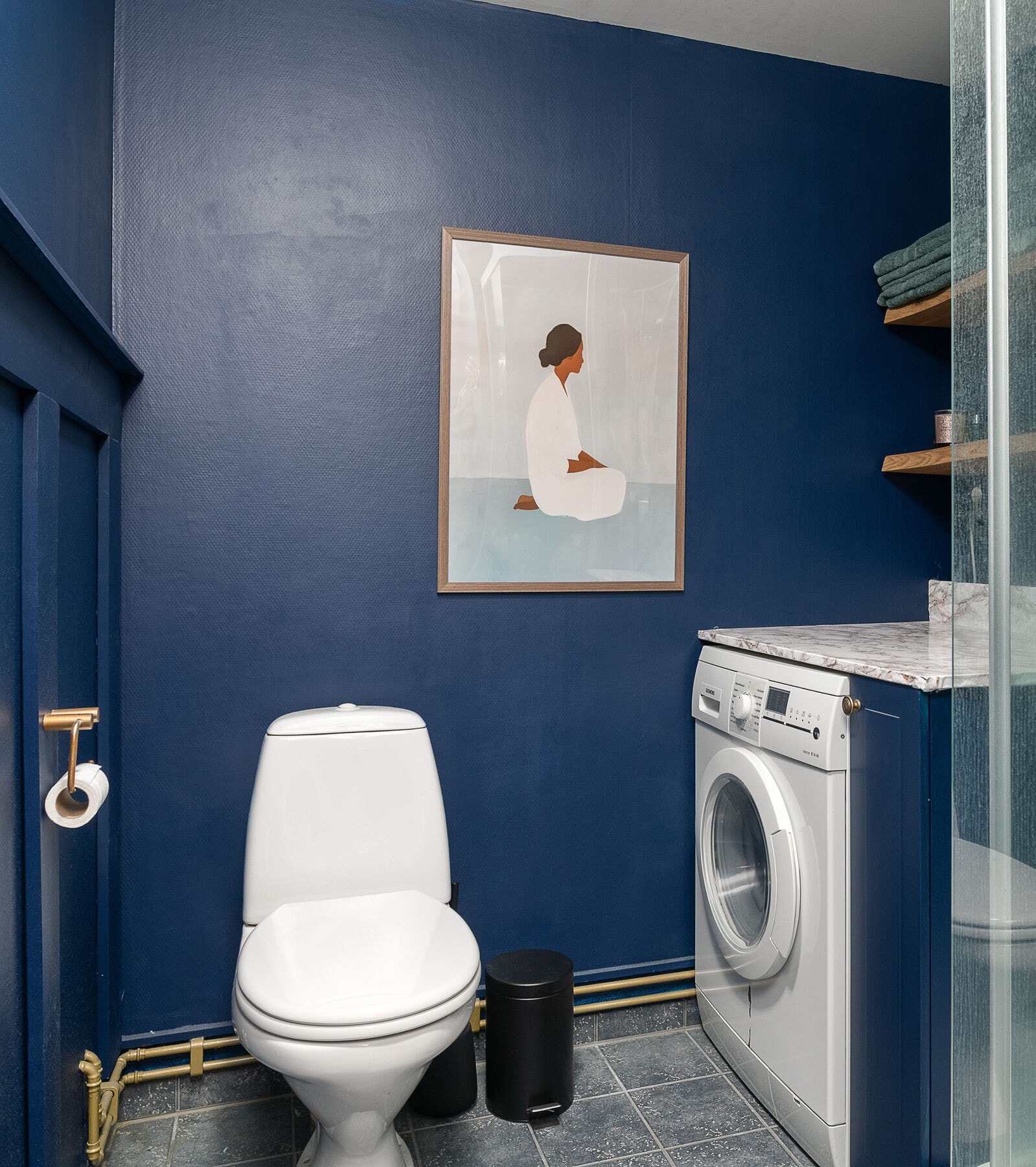 Badet i utleiedelen har flislagt gulv med elektrisk gulvvarme, dusjkabinett og opplegg for vaskemaskin. Galleribilde