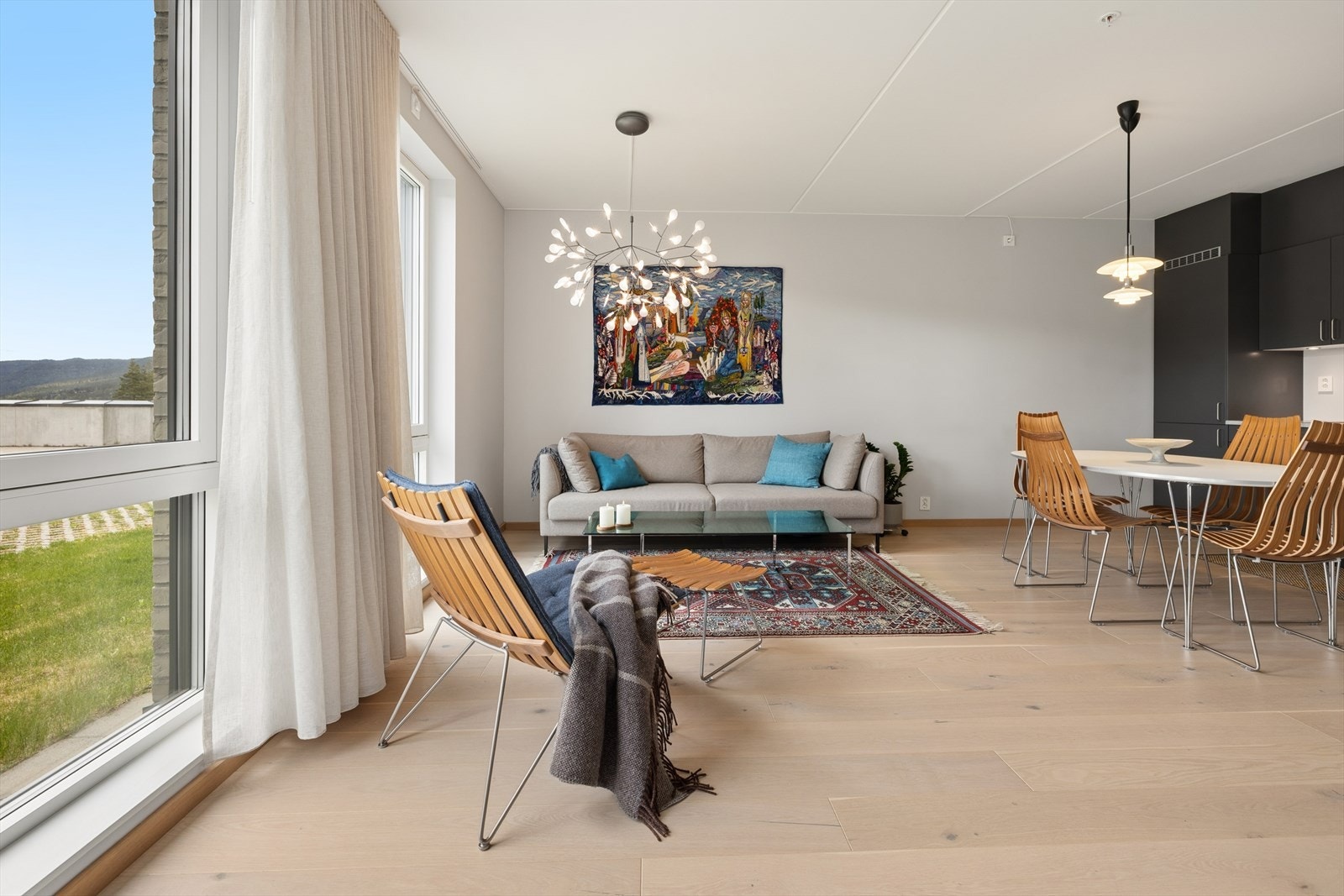 Åpen stue/kjøkkenløsning med god plass. Galleribilde