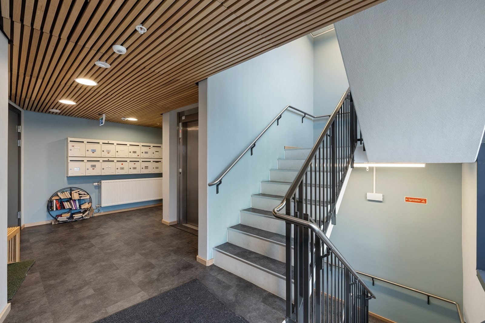 Fine fellesarealer ute og inne. Bygget har heis. Galleribilde