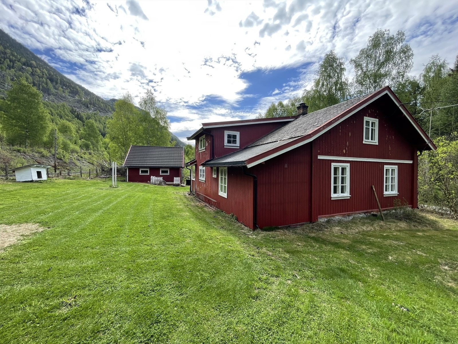 Uteområde gir mulighet for utendørs aktiviteter, grilling og avslapping. Enebolig koselig plassert på Flå østside, ca. 3 km fra Flå sentrum. Husk visningspåmelding! Galleribilde