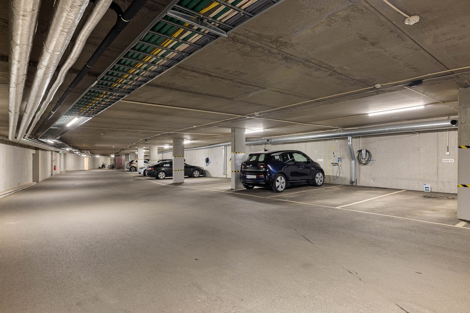 Leiligheten har fast plass i oppvarmet garasjeanlegg. Galleribilde