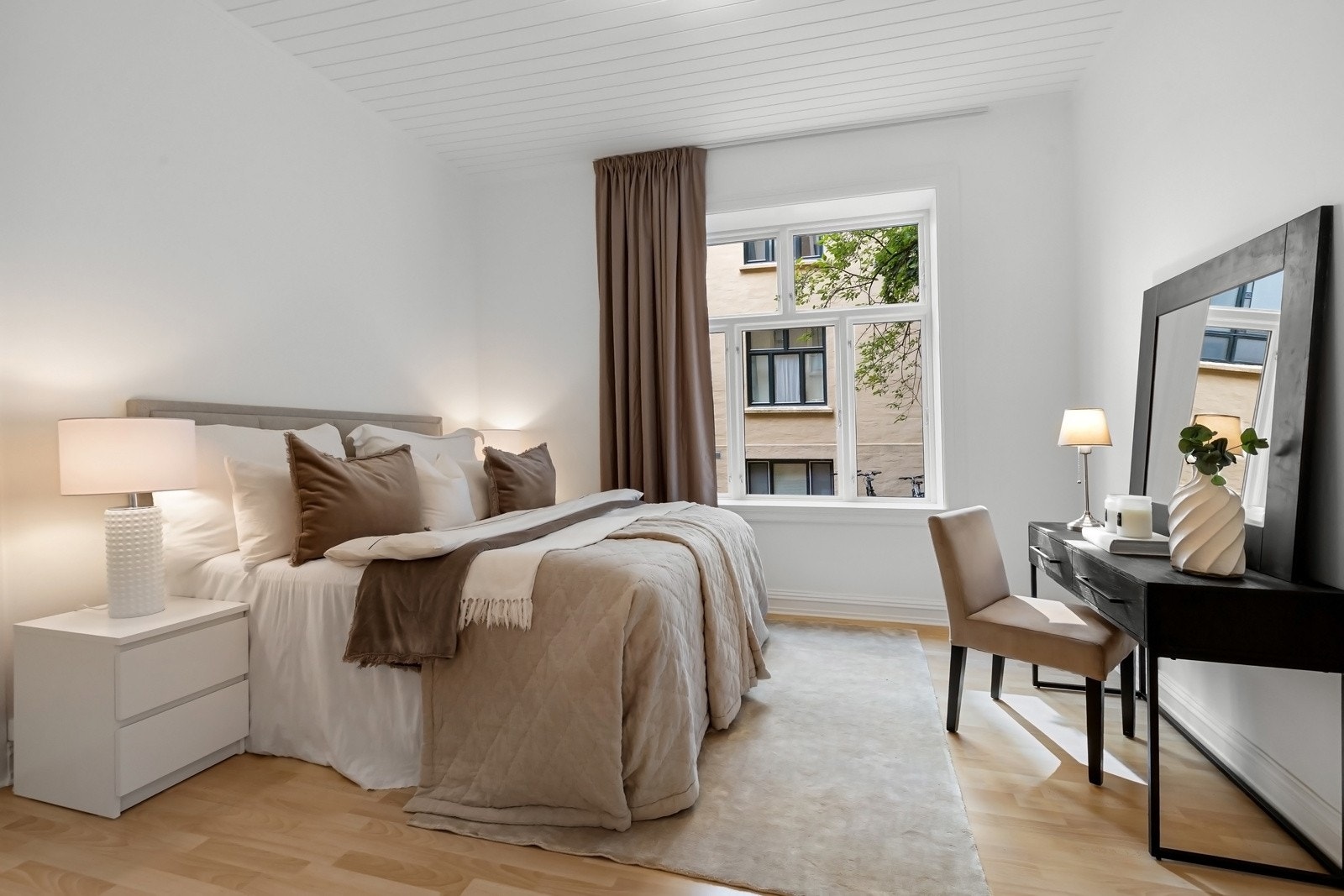 Soverom av god størrelse med fin plass til stor dobbeltseng med tilhørende møblement. Galleribilde