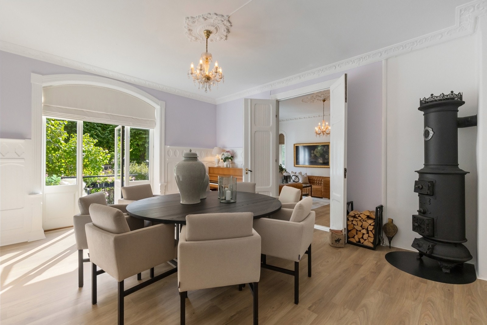 Spesielt usjenert og fredelig bolig med privat og frodig forhage utenfor. Galleribilde