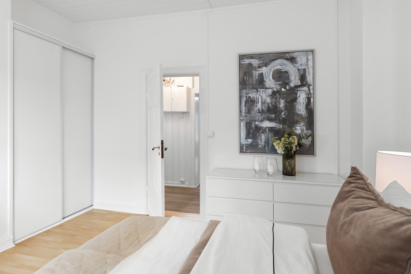 Lagringsplass i skyvedørsgarderobe. Galleribilde