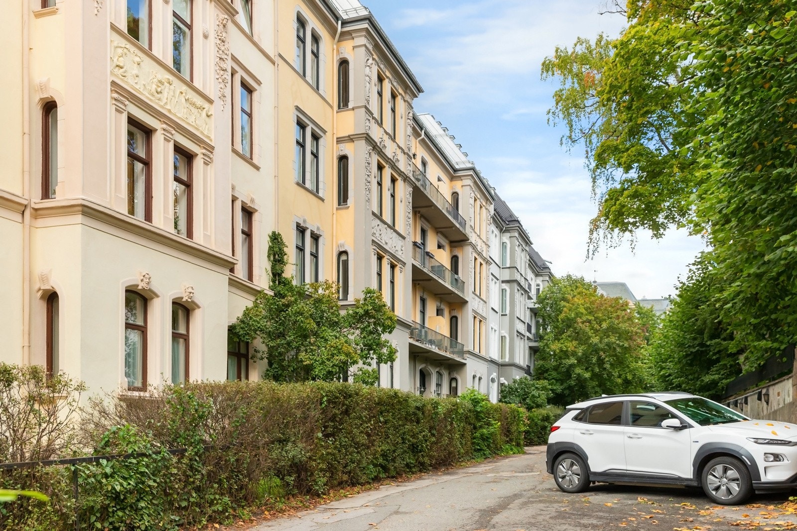 Leiligheten har parkeringsplass rett utenfor med lader. Galleribilde