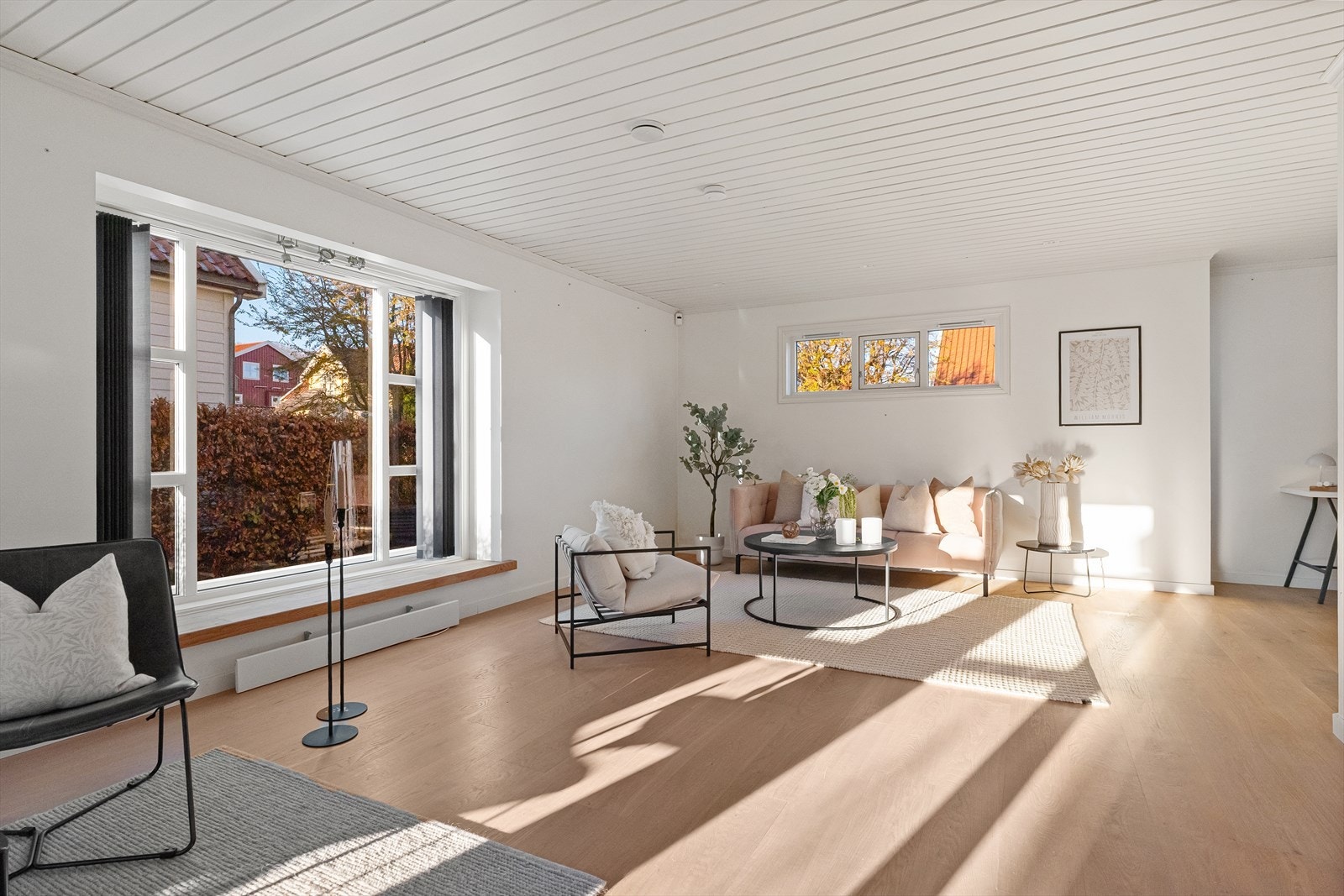 Store vinduer gir god kontakt med hagen utenfor. Galleribilde