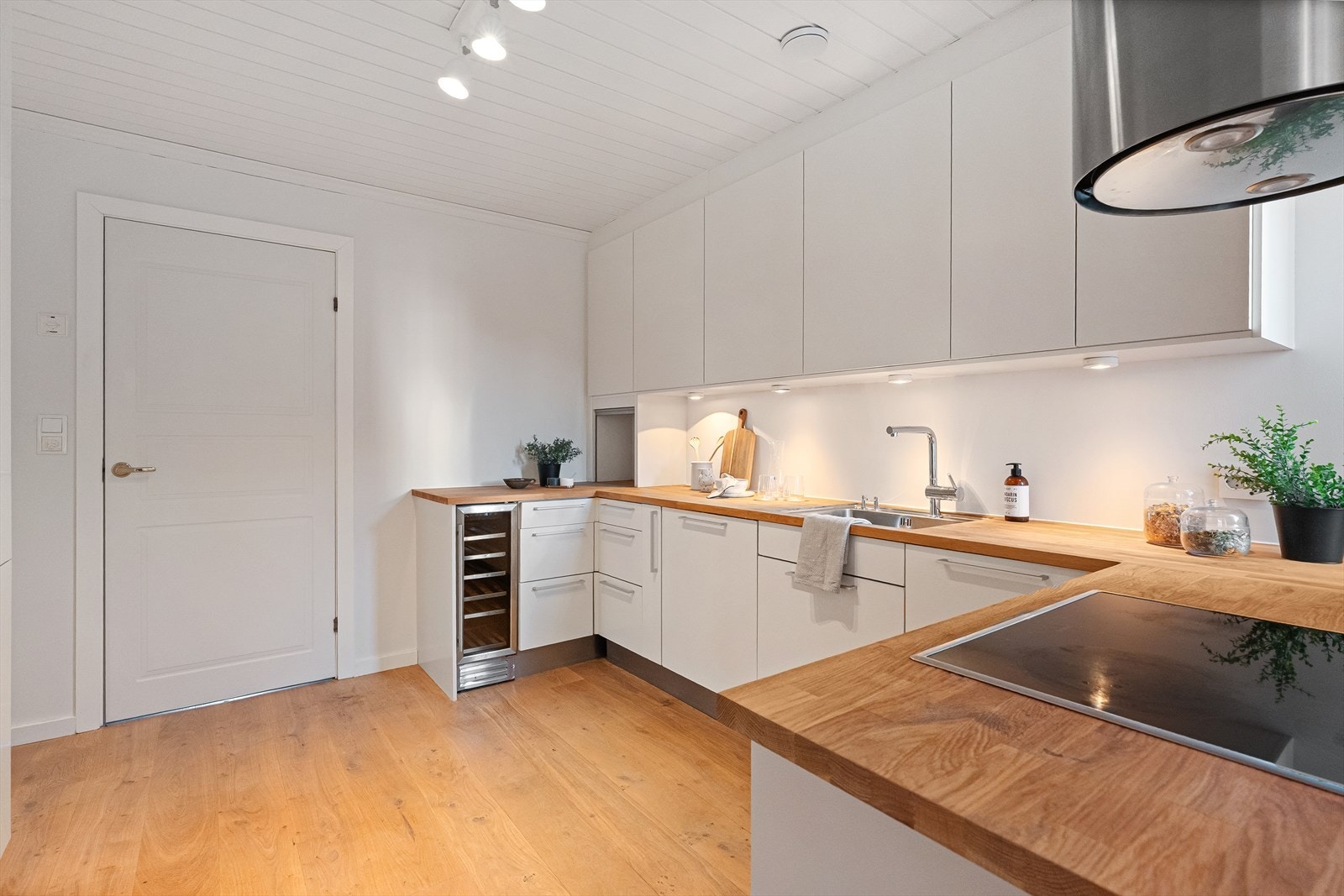 Kjøkkenet har godt med skap- og benkeplass, samt et integrert vinskap. Galleribilde