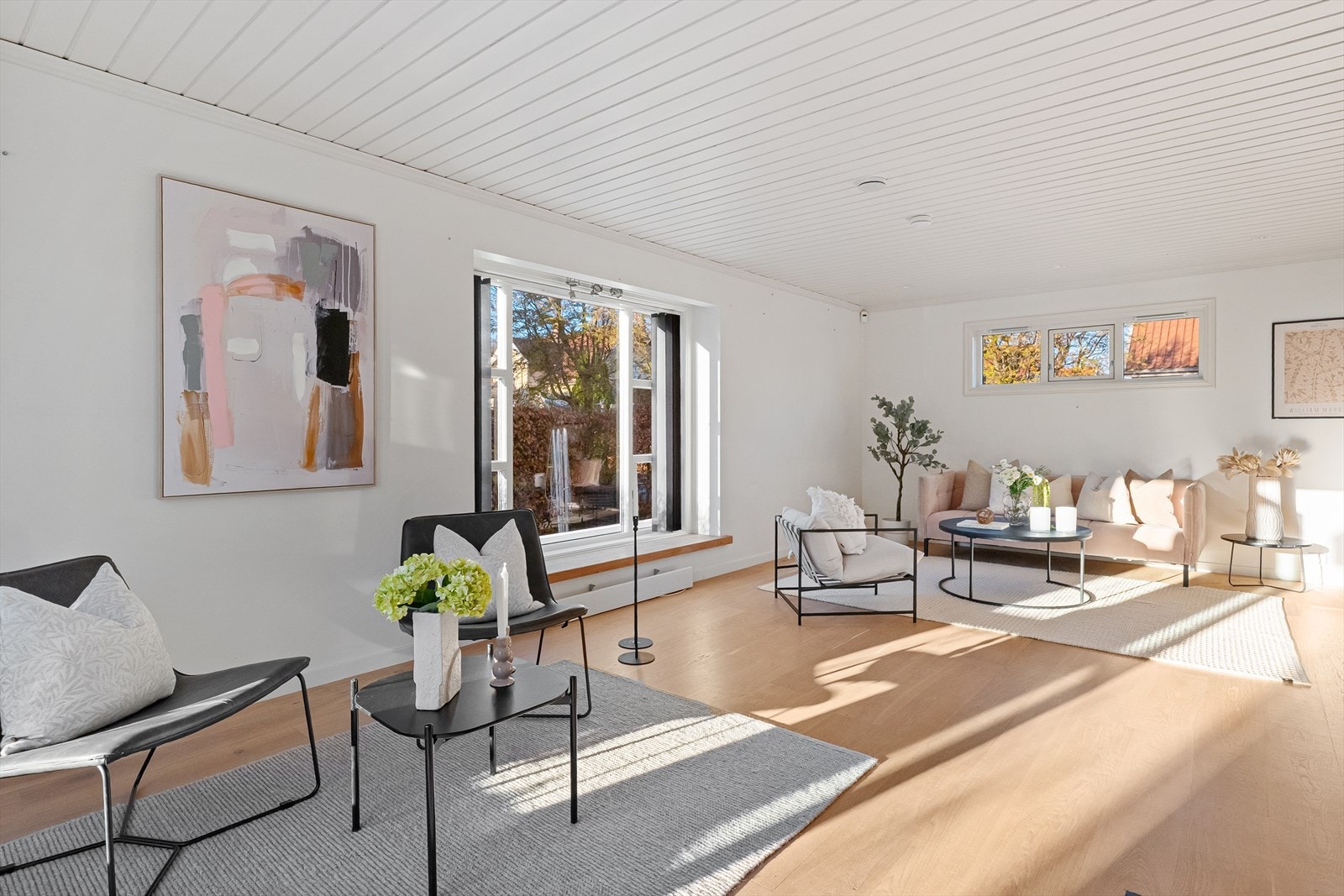 Rommet er enkelt å møblere med både sofagruppe og lesekrok. Galleribilde