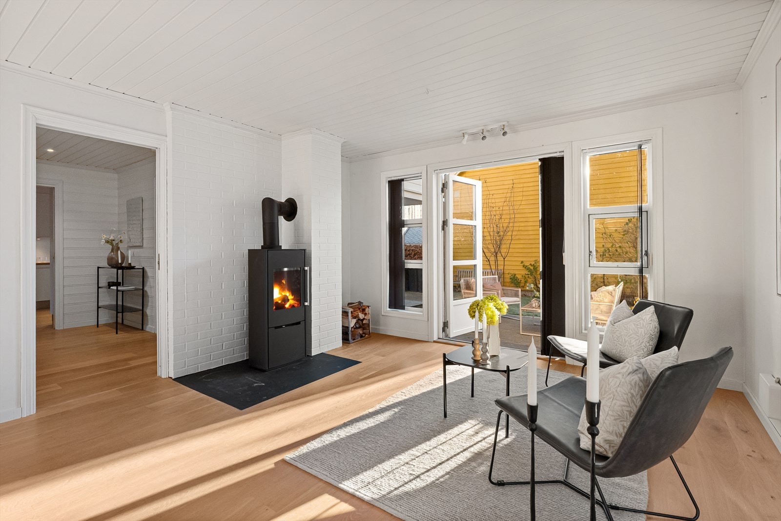Fra stuen er det doble dører med direkte utgang til hagen. Galleribilde