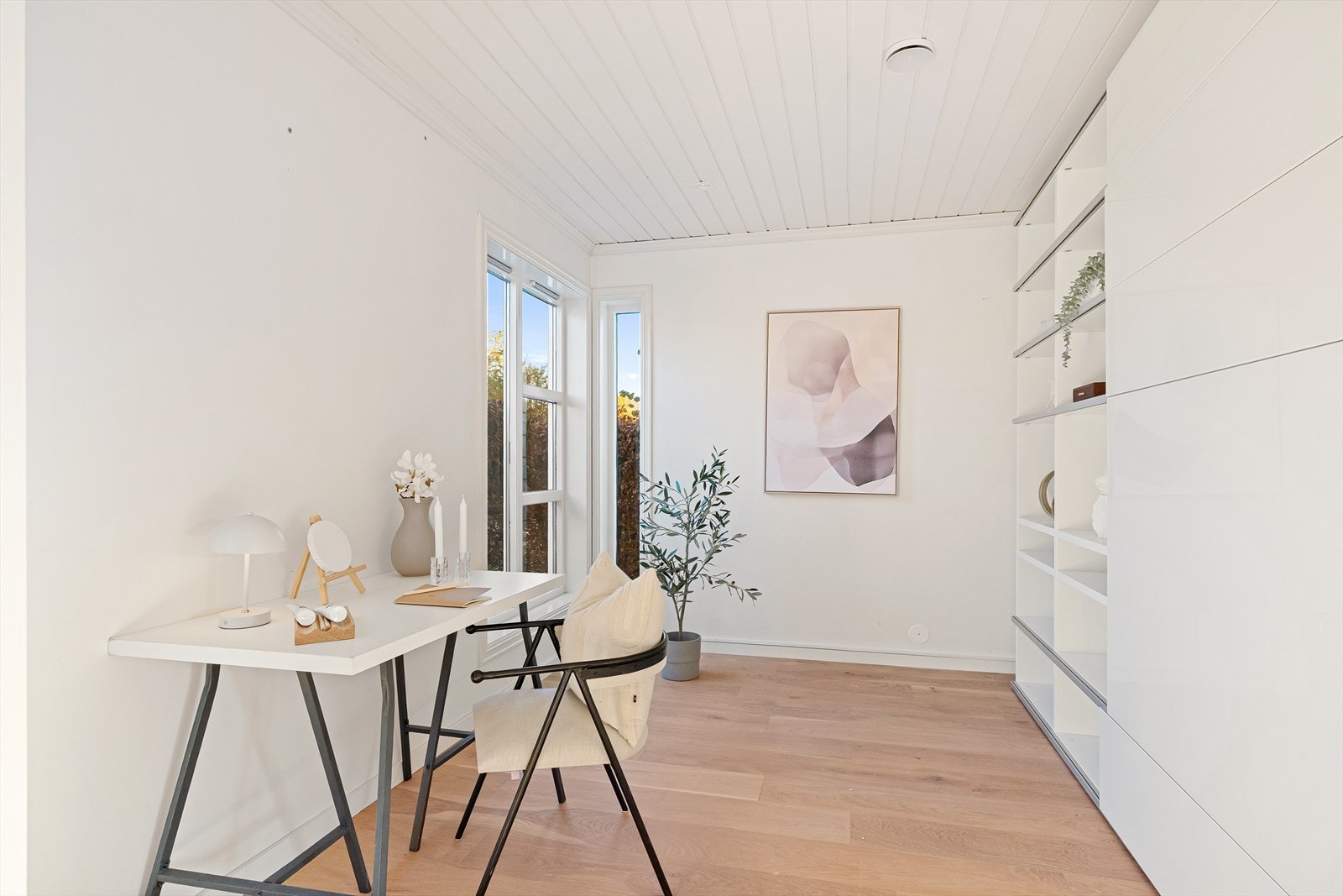 En del av stuen kan fint innredes som en egen kontorkrok. Galleribilde