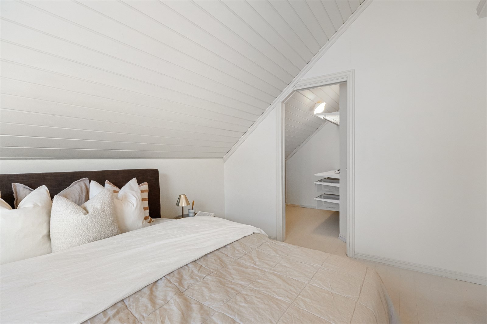 Fra hovedsoverommet er det direkte tilgang til en praktisk walk-in-garderobe. Galleribilde