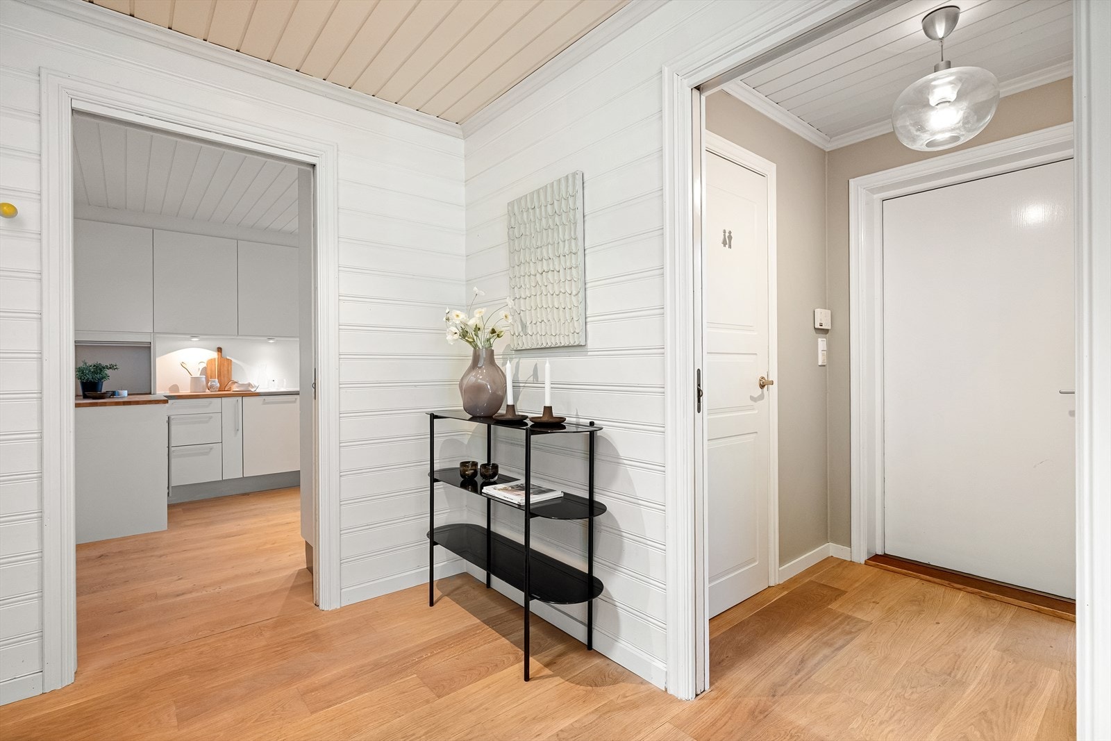 Fra entréen er det inngang til kjøkken, WC og stue. Galleribilde