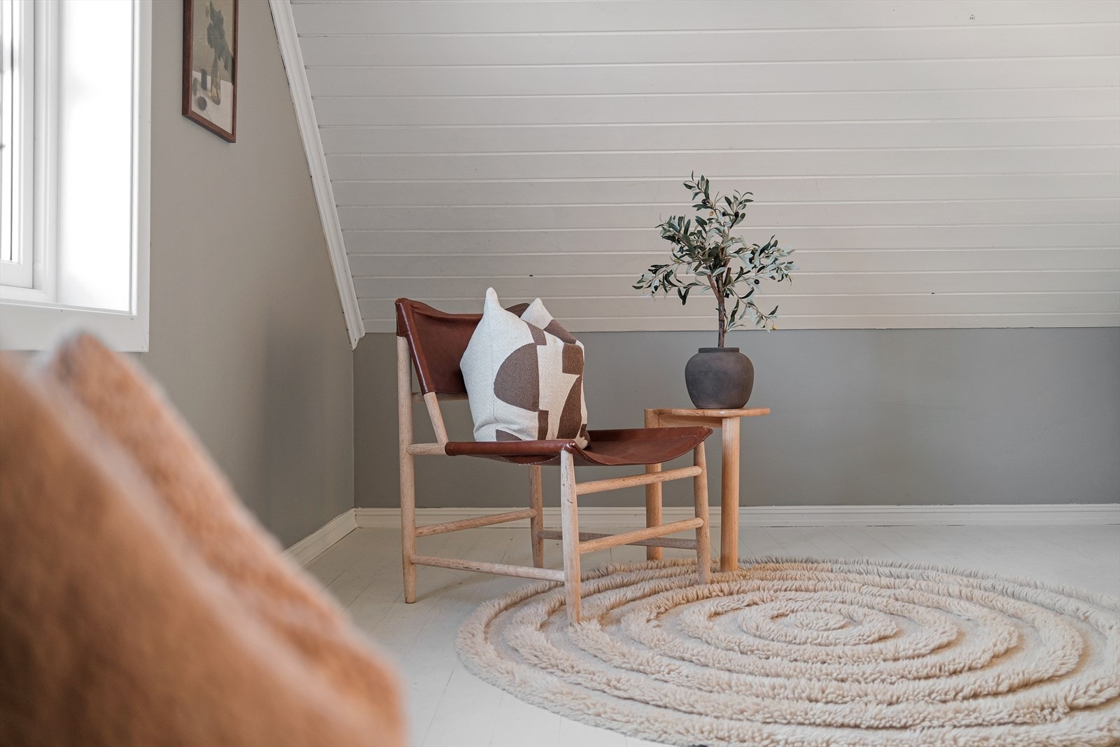 Soverommet har en lun atmosfære og plass til både seng og en liten sittegruppe. Galleribilde