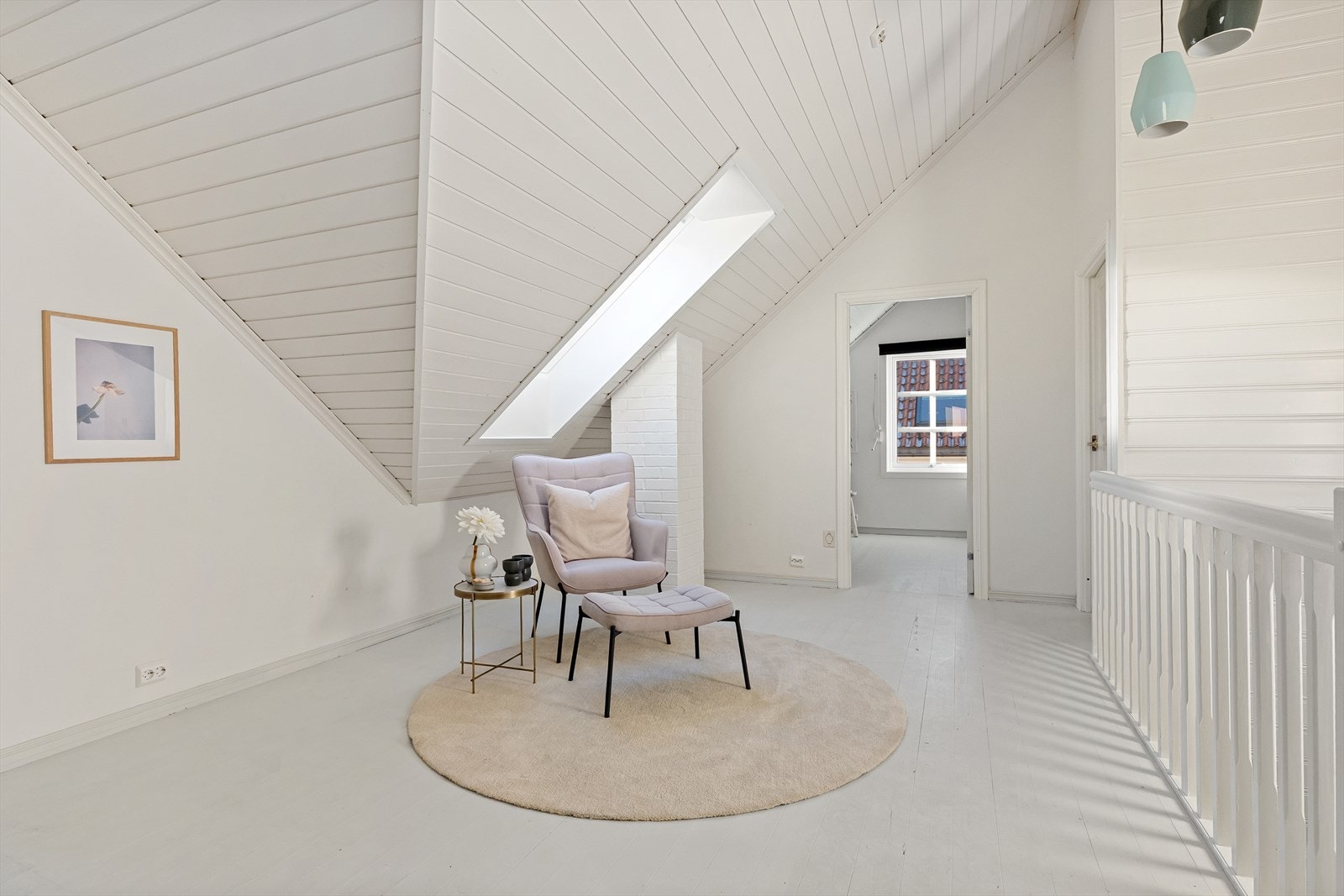 Loftstuen har god takhøyde som gir en luftig og åpen romfølelse. Galleribilde