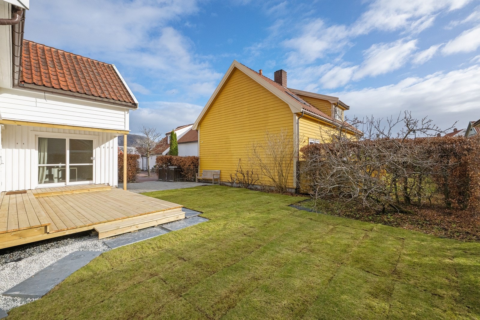 Fra eiendommen er det kun 100 meter til sjøen med sandstrand og badebrygger. Galleribilde