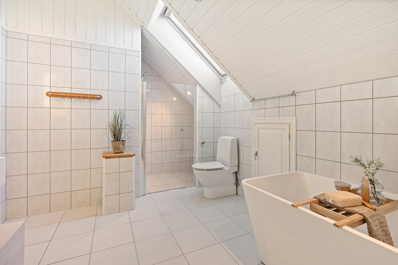Badet er utstyrt med både dusjnisje og et frittstående badekar. Galleribilde
