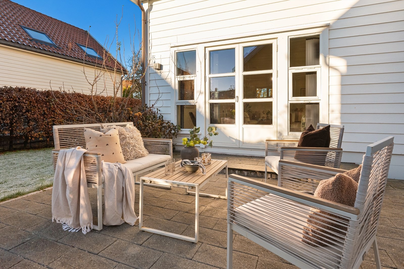 Uteplass med god plass til sittegruppe, skjermet av hekk. Galleribilde