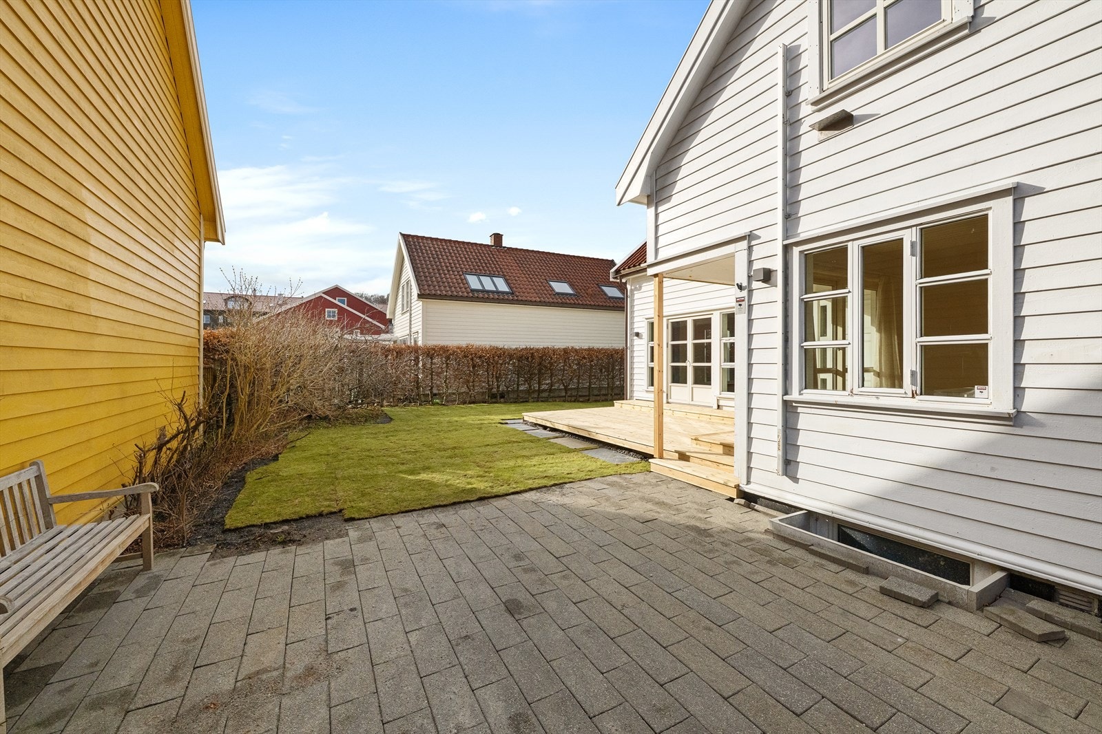 Hagen er pent opparbeidet med plen og steinsatt uteplass. Galleribilde
