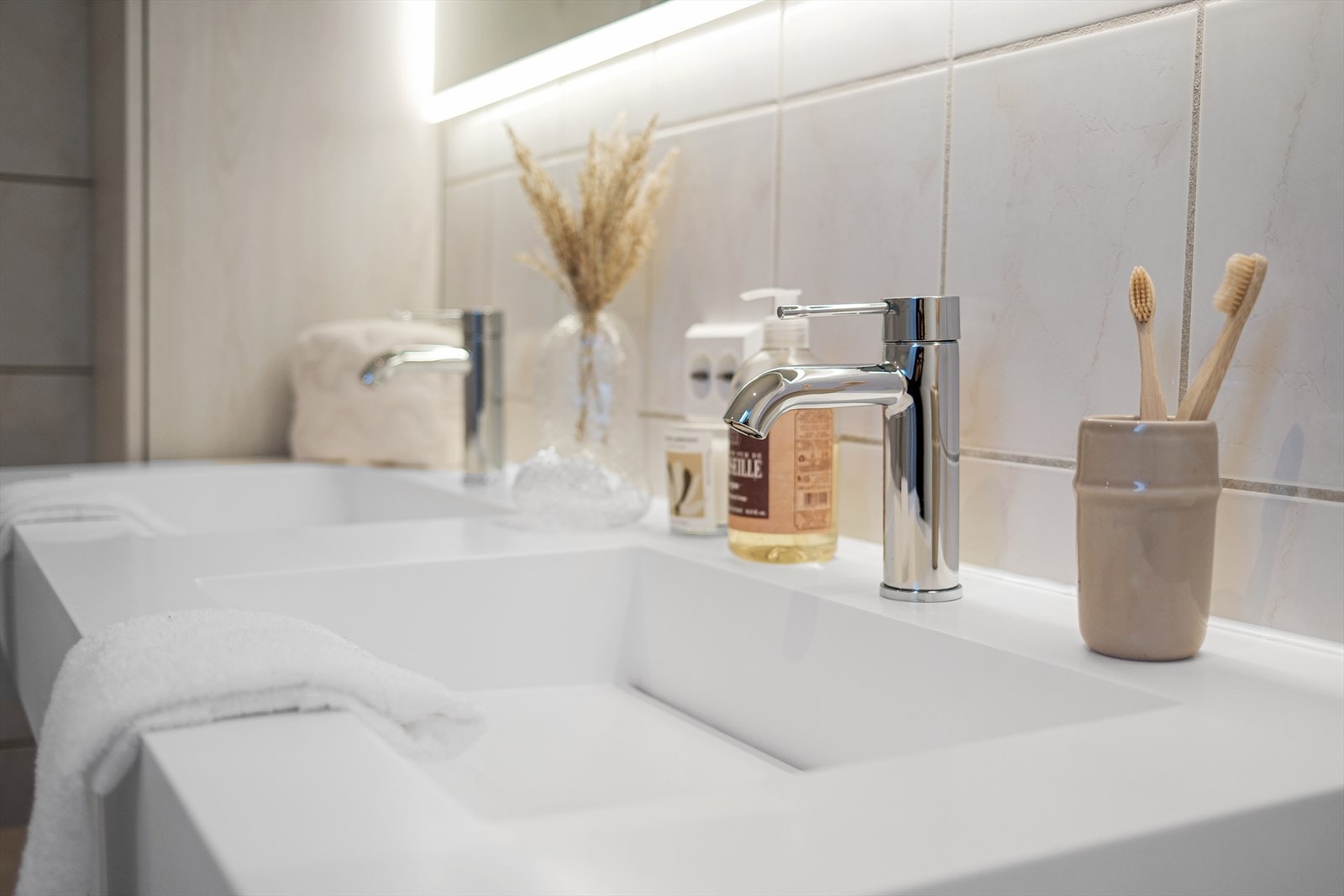 Detalj fra den doble servanten på badet i andre etasje. Galleribilde